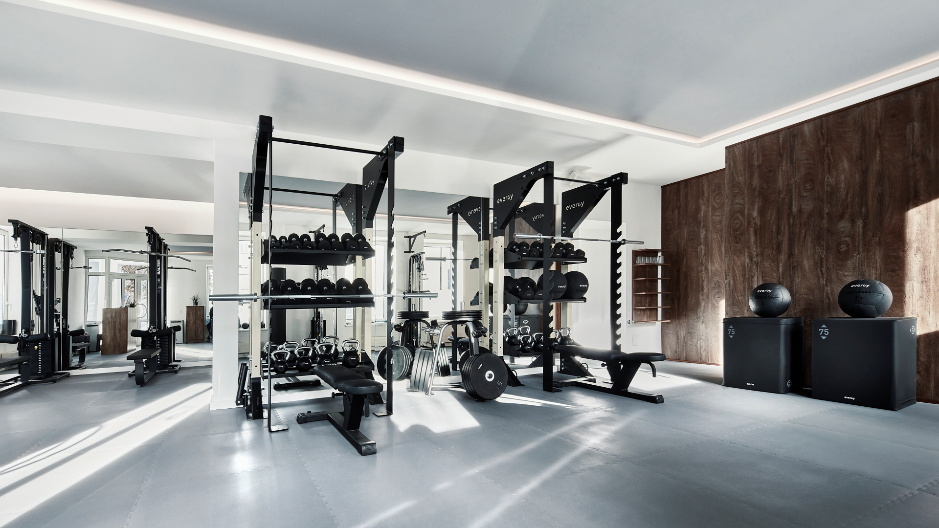 Espacio de entrenamiento funcional equipado con soluciones evergy, diseño contemporáneo y alto rendimiento