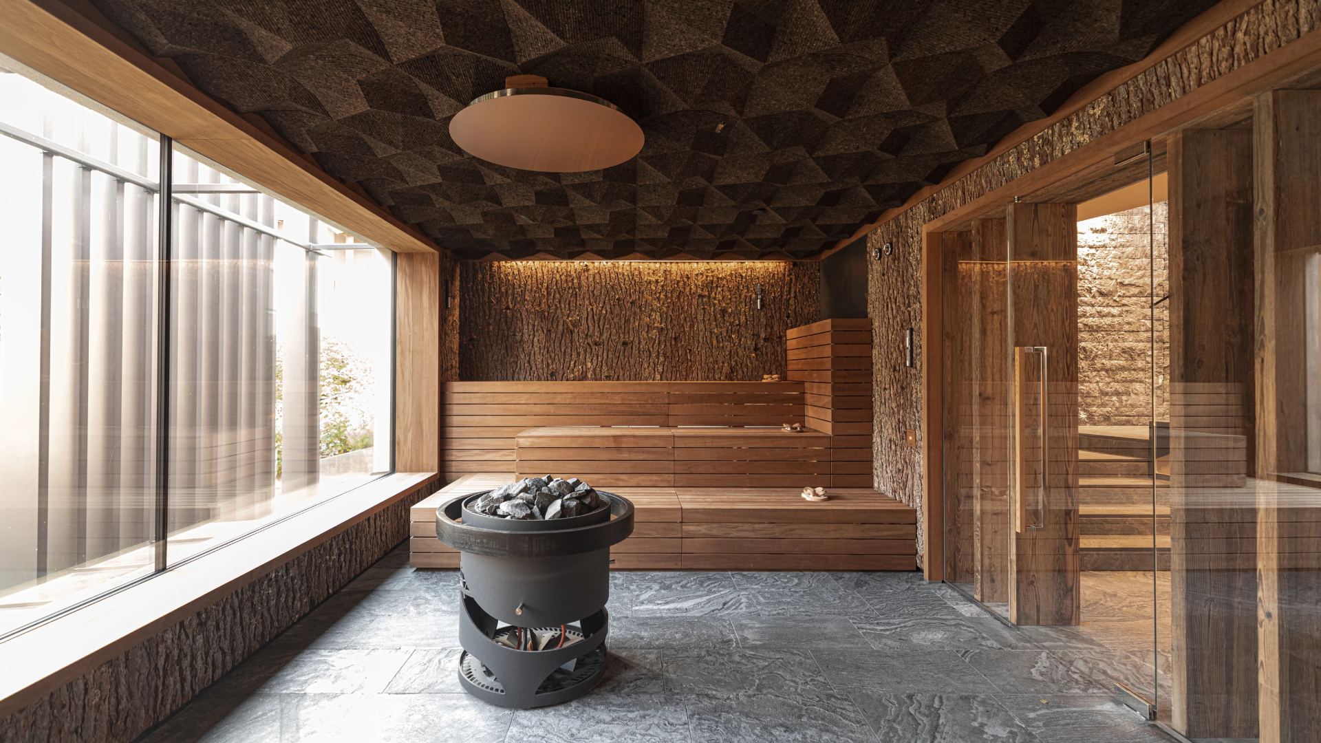 Diseño de zona wellness con sauna y materiales naturales, proyecto Starpool por Thomas Wellness Group