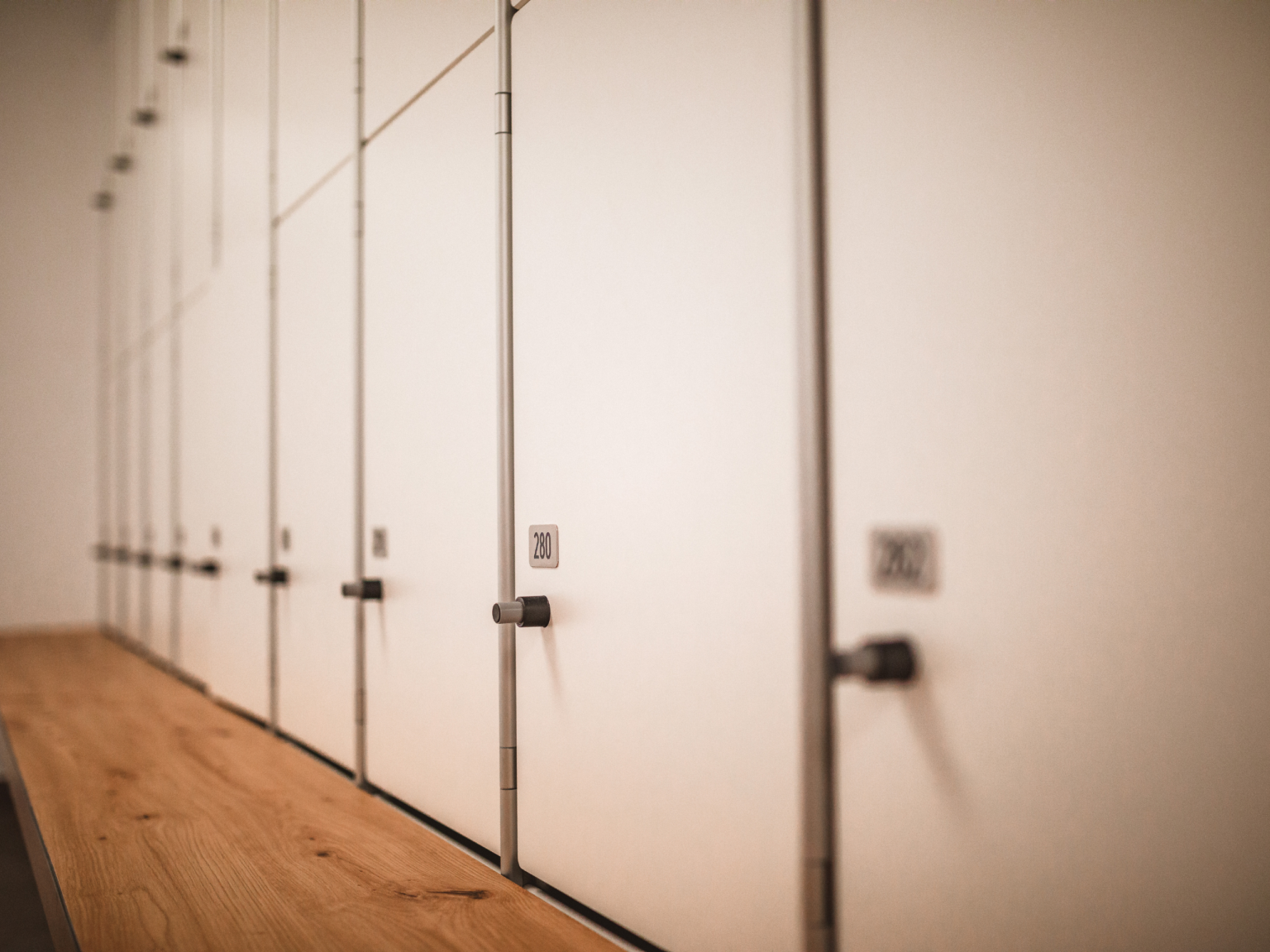 geschwender-leistung-fitness-schwimmbad-foehn-garderobenschrank-1536x1152