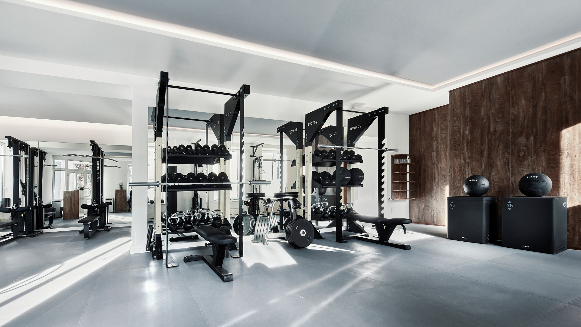 Espacio de entrenamiento funcional equipado con soluciones evergy, diseño contemporáneo y alto rendimiento